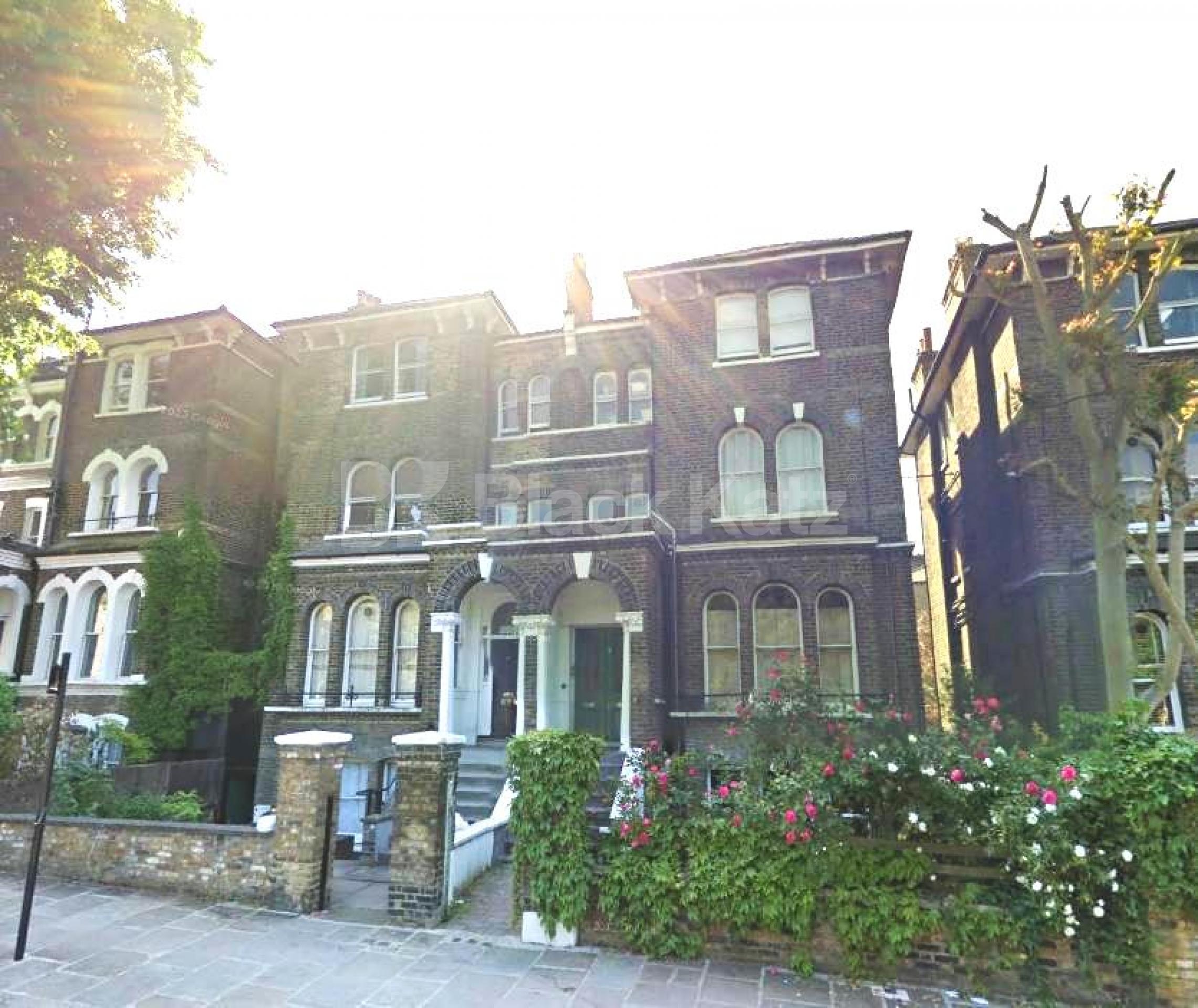 			NEW INSTRUCTION!, 2 Bedroom, 1 bath, 1 reception Flat			 South Villas, CAMDEN SQUARE NW1